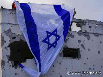 Pioggia di fuoco su Israele. Netanyahu: "Metà degli ostaggi a Gaza sono ancora vivi"