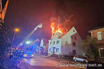 Haus brennt im Weserdorf: 140 Feuerwehrkräfte bekämpfen die Flammen
