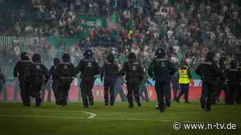 Pyro-Würfe und Platzsturm: Wiener Lokalderby endet in schweren Krawallen