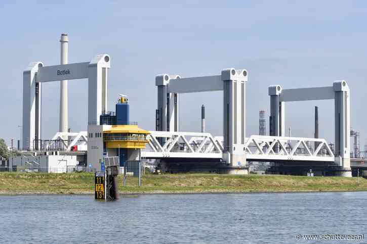 Storing Botlekbrug zorgt voor file op het water