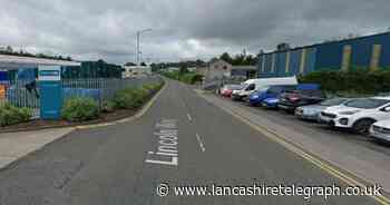 Fire involving five cars spreads to building