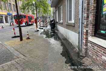Vrachtwagen verliest tientallen liters hydraulische olie: fontein van zes meter hoog besmeurt gebouw, voetpad en straat