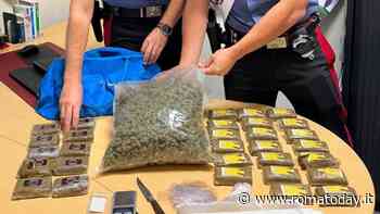 Scavalcano muro di un condominio per scappare dai carabinieri, avevano 4 chili di droga