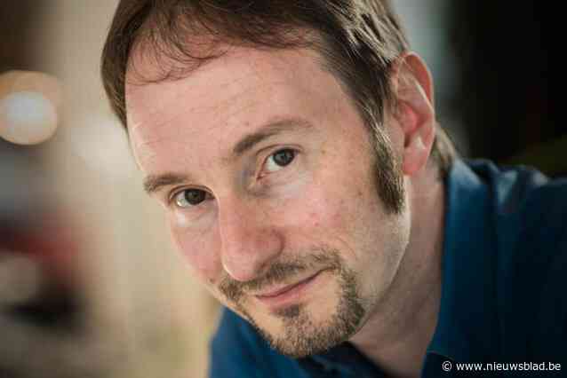 Acteur Aron Wade (54) neemt afscheid van het leven met euthanasie voor ondraaglijk psychisch lijden: “Ik vertrek met een glimlach om de lippen uit mijn bestaan”