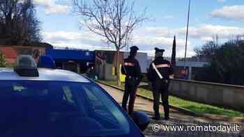 Borseggiatore colpisce donna al volto, la rapina e scappa sui binari della metro