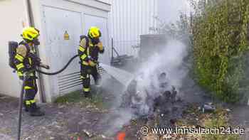 Müllcontainer und Hecke in Flammen: Feuerwehr im Kreis Altötting gefordert