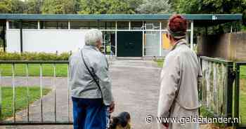 Kapot glas, scherven op de grond: na vernielingen staat huisje op Nijmeegs kerkhof er gehavend bij