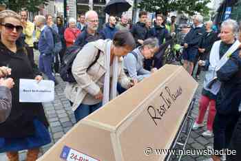 Brusselaars protesteren tegen voorstel uitstel LEZ met symbolische begrafenis