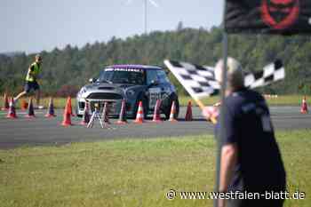 Hunderte Motorsportfans in Höxter: Flugplatz-Slalom und Benzingespräche