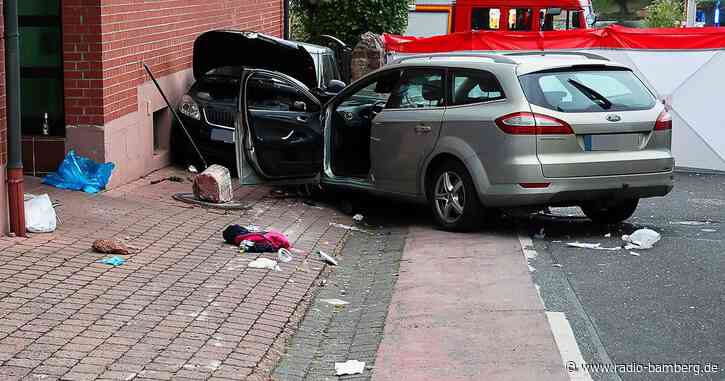 Wagen fährt in Gruppe feiernder Menschen – Leichtverletzte