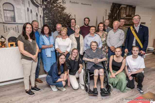 Hedwige blaast honderd kaarsjes uit