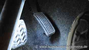 Seniorin rammt zwei Autos und Laternenmast: 16.000 Euro Schaden