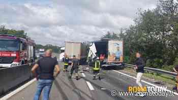 Incidente sulla Pontina, scontro tra due tir: un ferito grave. Traffico in tilt