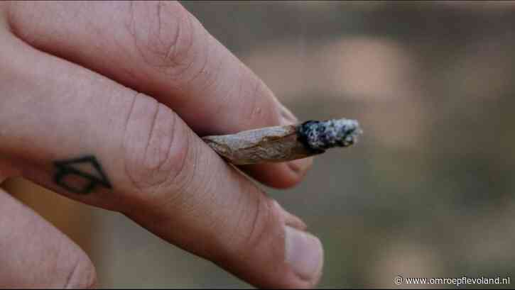 Almere - Woningcorporatie wil af van huurder vanwege overlast en vrienden die in de portiek plassen