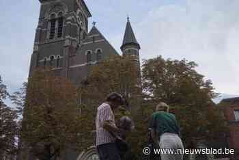 Kunstenaars laten kerkklokken onophoudelijk luiden tijdens pausbezoek