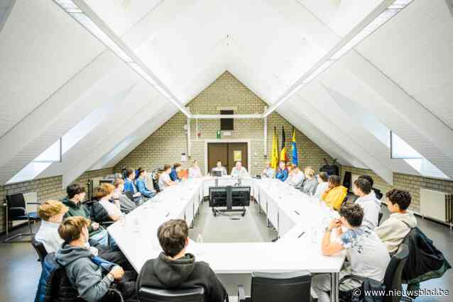 Zesdejaars bezoeken gemeentehuis als voorbereiding verkiezingen: “Als je het ergens niet mee eens bent, kun je door te stemmen je mening laten horen”