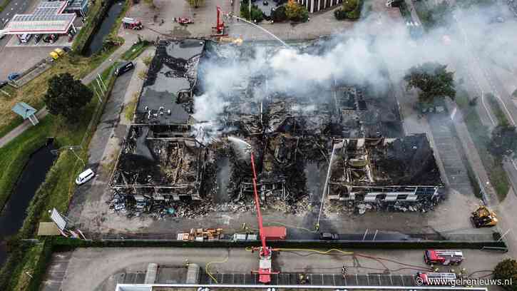 [FOTOSERIE EN VIDEO] Verwoesting bedrijfsverzamelgebouw bij daglicht goed zichtbaar