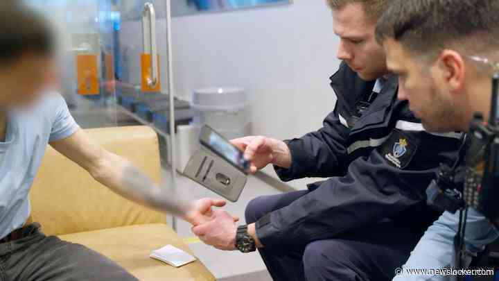 Marechaussee houdt man met zorgwekkende tatoeages aan: ‘Bivakmuts en kalashnikov’