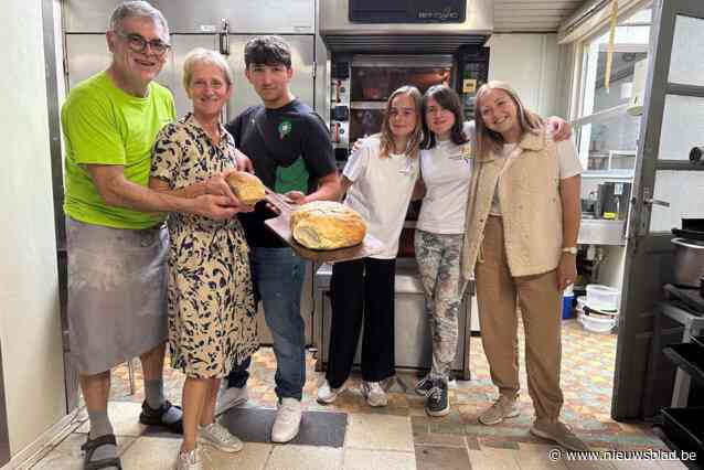 Leerlingen buitengewoon onderwijs draaien mee in bakkerij, en dat is nog maar het begin: “Ontdekken wat ze later allemaal kunnen doen”