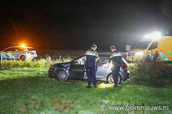 Auto belandt in weiland en ramt paal