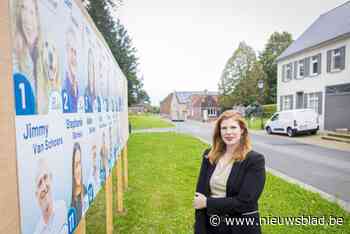 De gemeente waar zelfs affiches aan het raam verboden zijn: “De burgemeester wil ons verstoppen”