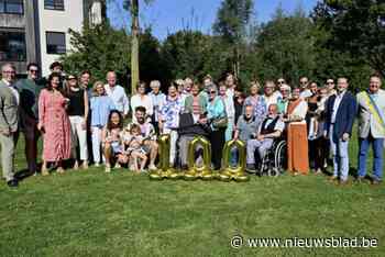 Marcel blaast honderd kaarsjes uit