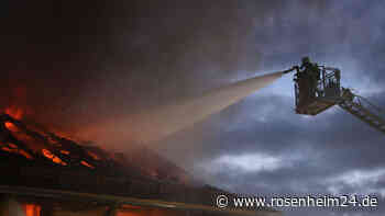 Lagerhalle bei Buchbach lichterloh in Flammen: Knapp zwei Millionen Euro Schaden