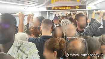 Metro B, nuova giornata di passione per i pendolari. Attese infinite e treni stracolmi