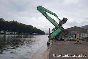 Bestuurder valt in Breese Zuid-Willemsvaart wanneer kraan kantelt