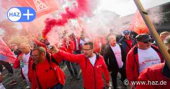 Kundgebung in Hannover: VW-Beschäftigte protestieren vor dem Schloss in Herrenhausen