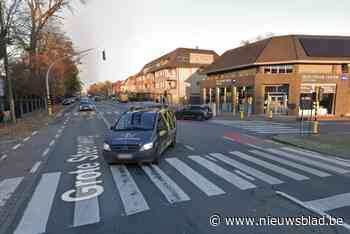 Automobilist rijdt overstekende voetganger (55) aan en slaat op de vlucht