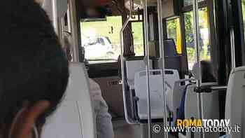 Panico al capolinea: minaccia passeggeri con una bottiglia e urina all'interno del bus