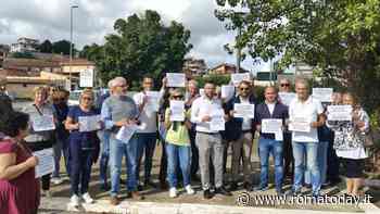 "No al biodigestore": la protesta davanti alla nuova area giochi di Casal Selce