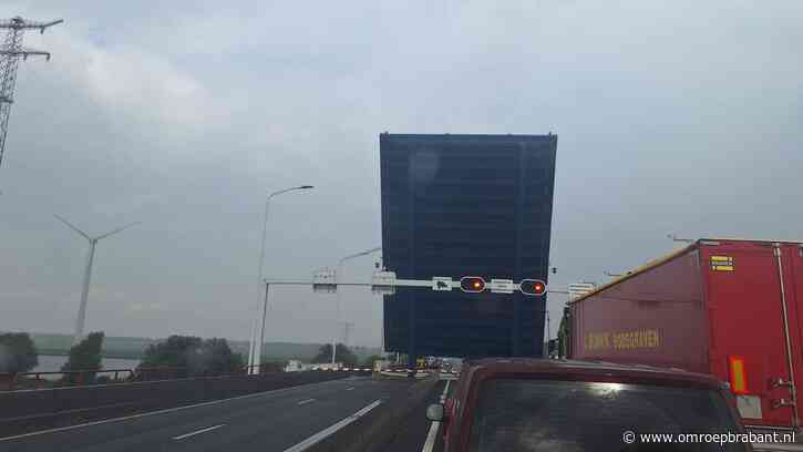 Haringvlietbrug kan niet meer dicht door storing, file loopt op