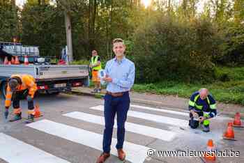 Gemeente plaatst reflectoren op wegdek voor veiligheid van fietsers en voetgangers