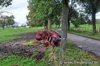 Boerin (70) zit geklemd nadat ze kantelt met kleine tractor in Vliermaal