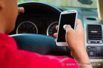 Thuisverpleger betrapt met gsm achter stuur en veroordeeld: “De druk is hoog. Mijn job verplicht me om bereikbaar te zijn”