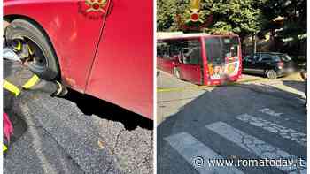 Autobus in bilico su una voragine davanti al parco della Caffarella