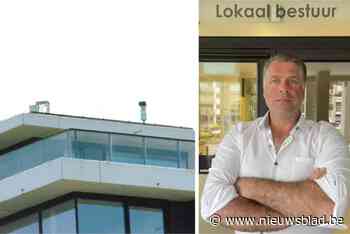 “Ik ben dat geheime gedoe beu”: burgemeester De Panne dient klacht in na heisa rond camera’s op dak flatgebouw