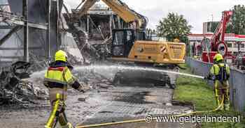 Rijschoolhouder Sevgi totaal onthand nu bedrijfspand door intense vuurzee is verwoest: ‘Echt alles lag daar’
