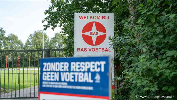 Flevoland - Scheidsrechter stuurt voetballer na twee gele kaarten niet van veld, deel wedstrijd moet over
