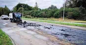 Trekker van baggerbedrijf verliest lading bij drukke kruising, verkeer smeert het verder uit