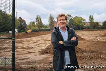 Aanleg van nieuw kunstgrasveld aan sporthal Ten Rozen van start: “Zo kunnen inwoners er op ieder moment terecht, zelfs als het regent”