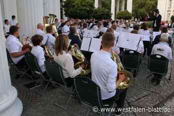 340 Mitwirkende stehen auf der Bühne