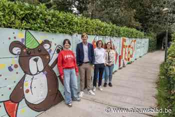 Feestelijk gedicht van Junior Stadsdichter Lili prijkt op muur naast fietspad
