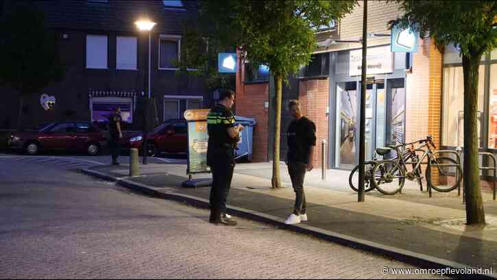 Almere - Tabakszaak Botplein overvallen, personeel mogelijk bedreigd met vuurwapen