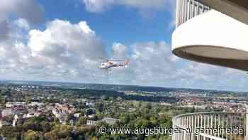 Hubschrauber fliegt wieder am Augsburger Hotelturm Einsätze