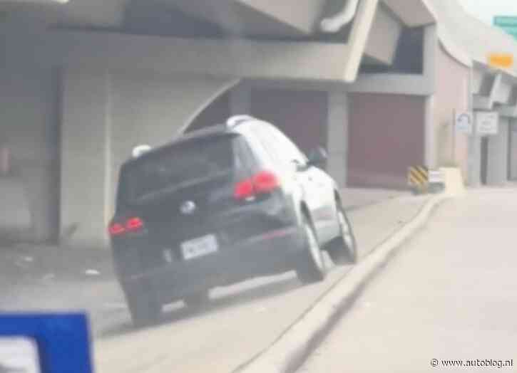 Video: Tiguan-rijder moet nodig poepen