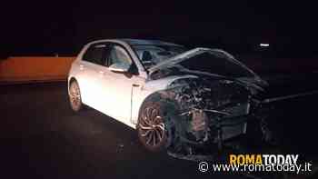 Incidente in autostrada: si schiantano con auto a noleggio contro guardrail, poi scappano per le campagne