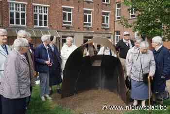 Zusters onthullen kunstwerk: ontwerp van leerling is eerbetoon aan het levenswerk van de kanunnikessen
